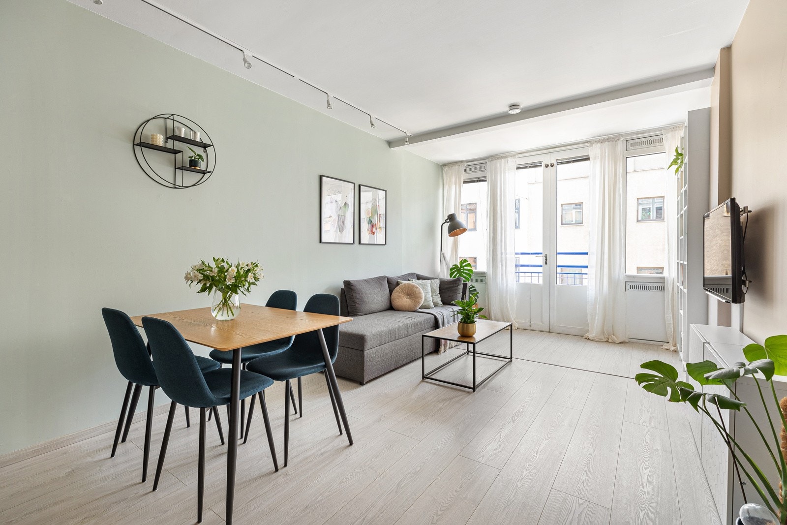 Lys og luftig stue med en svært god planløsning som gir god plass til sofagruppe og spisebord Galleribilde