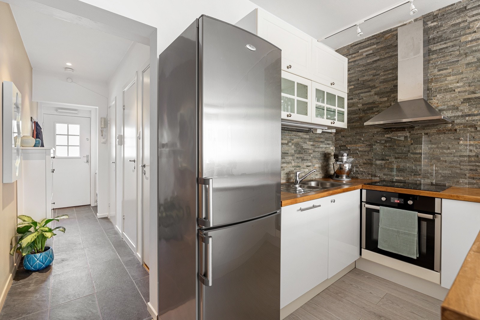 Integrerte hvitevarer som oppvaskmaskin fra Bosch, stekeovn fra Gorenje, platetopp og avtrekksvifte fra Ikea/Whirlpool samt opplegg for frittstående kjøl/frys Galleribilde