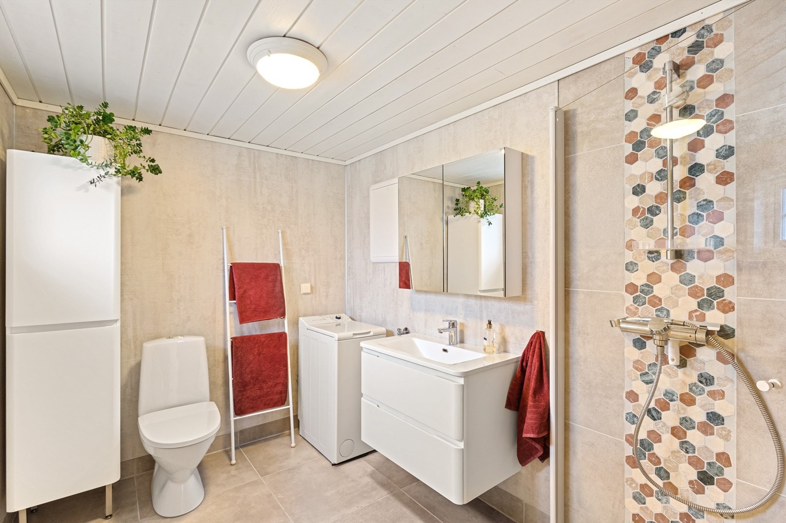 Pent bad som ble oppgradert i 2022. Rommet er utstyrt med opplegg for vaskemaskin. Galleribilde