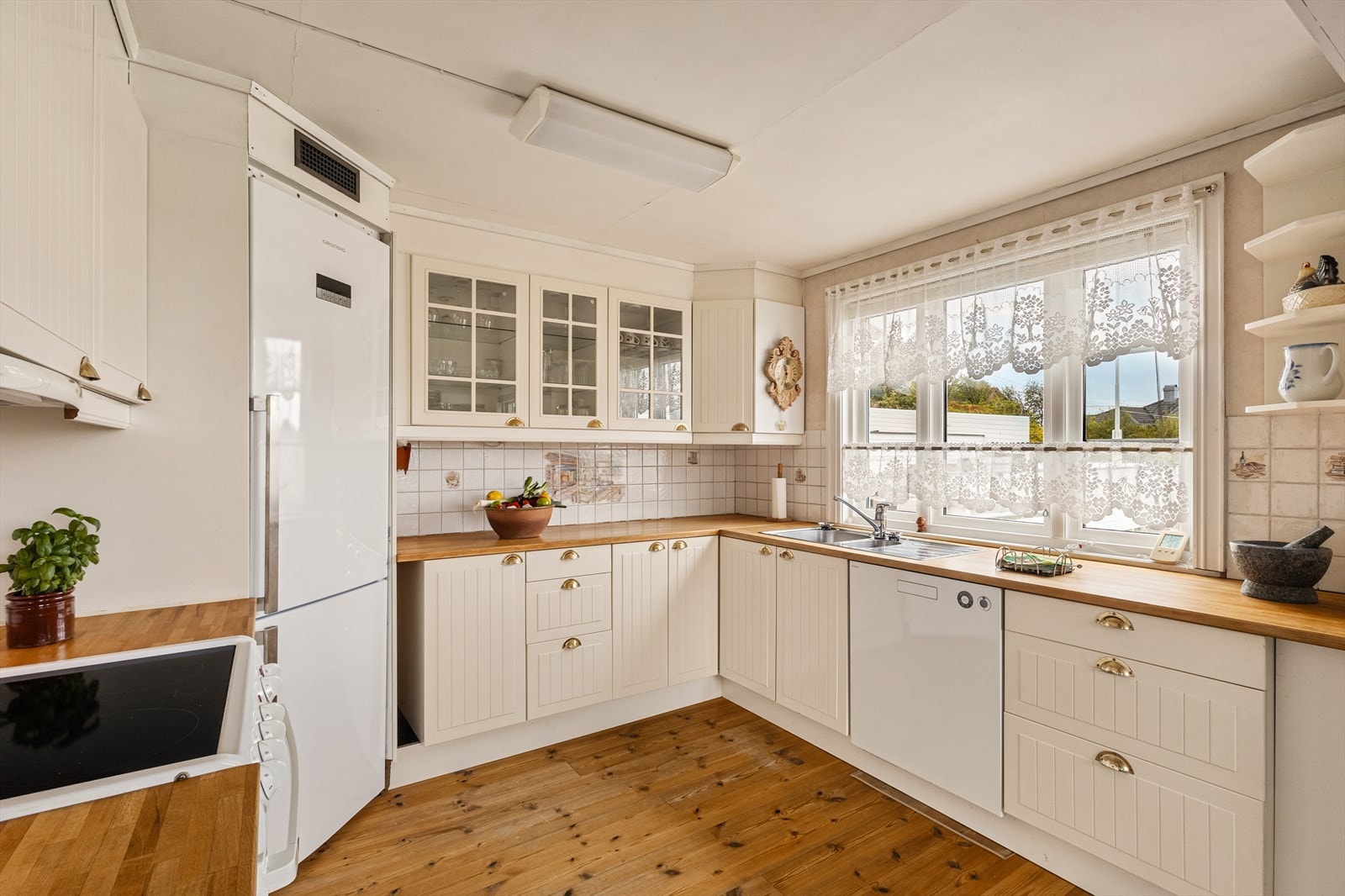 Innredningen har en funksjonell utforming med rikelig skap- og benkeplass. Galleribilde