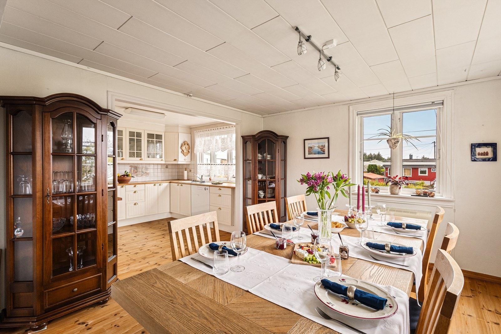 Et koselig rom med god plass til familie og venner rundt bordet. Galleribilde