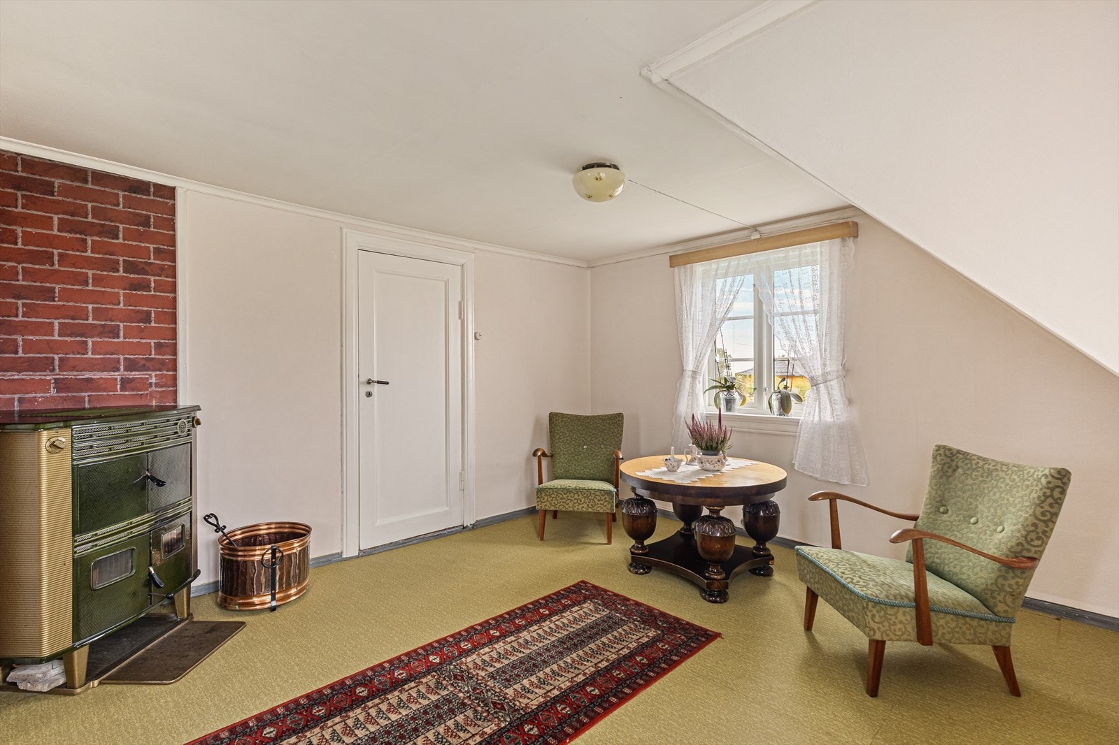 Stuen i 2. etasje er lys, romslig og inneholder en eldre kombiovn. Galleribilde