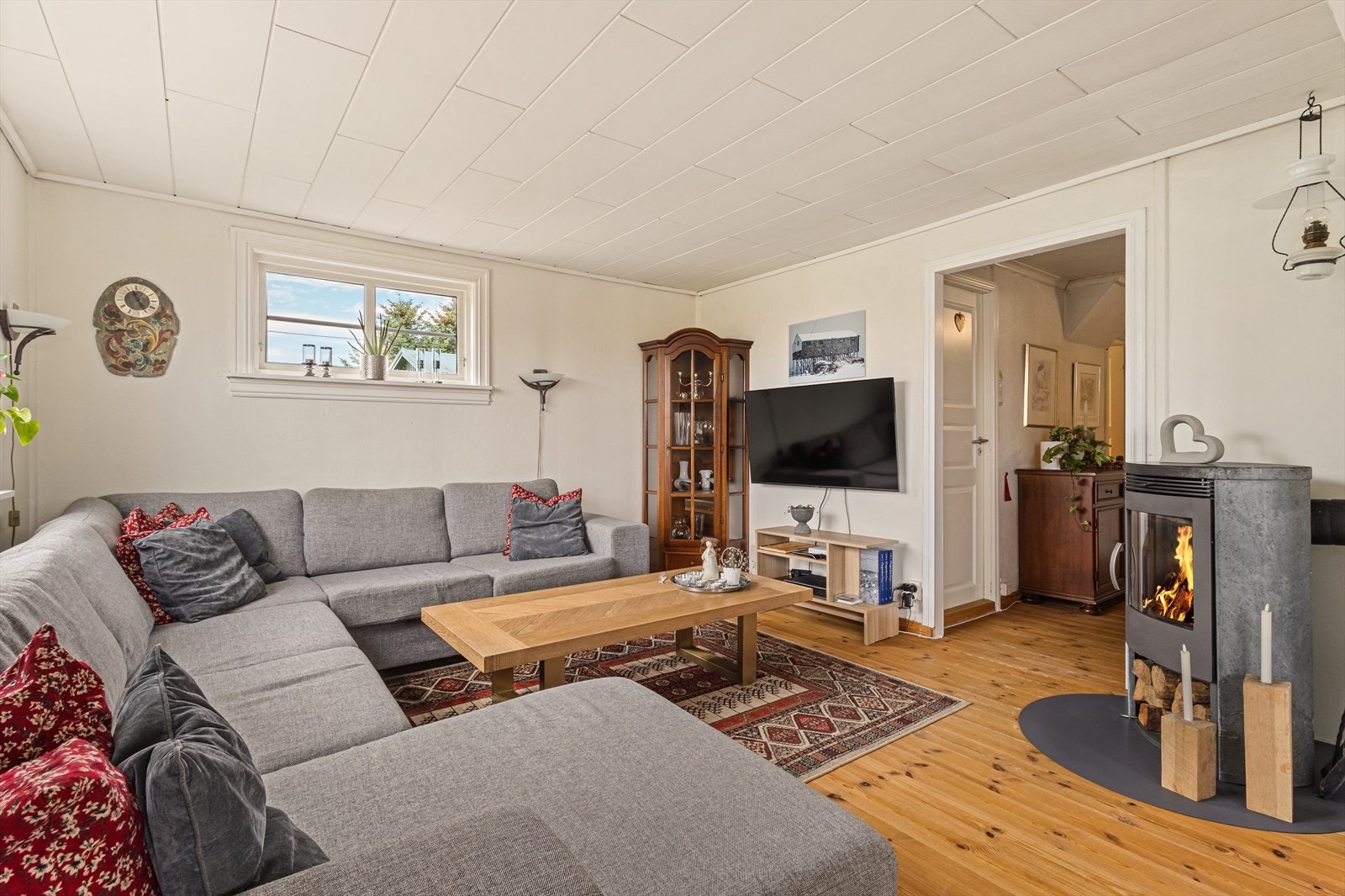 Rommet inneholder både varmepumpe og vedovn som gir god varmetilførsel. Galleribilde