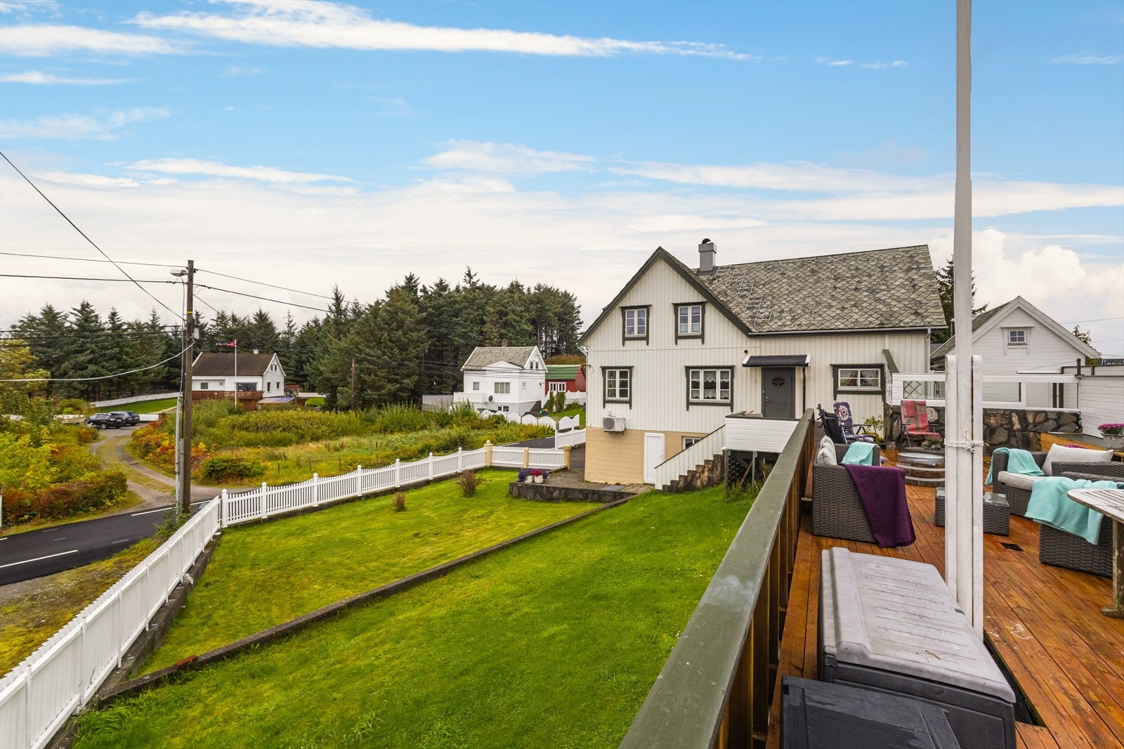 Foruten terrassen, er tomten opparbeidet med murer, plen og beplantning. Galleribilde
