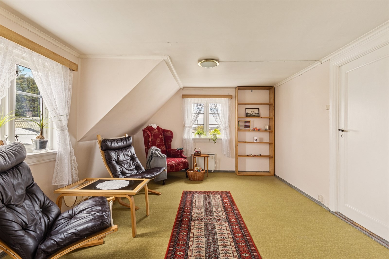 Gulvet i denne etasjen er belagt med vinylbelegg og veggene er malt/tapetsert. Galleribilde