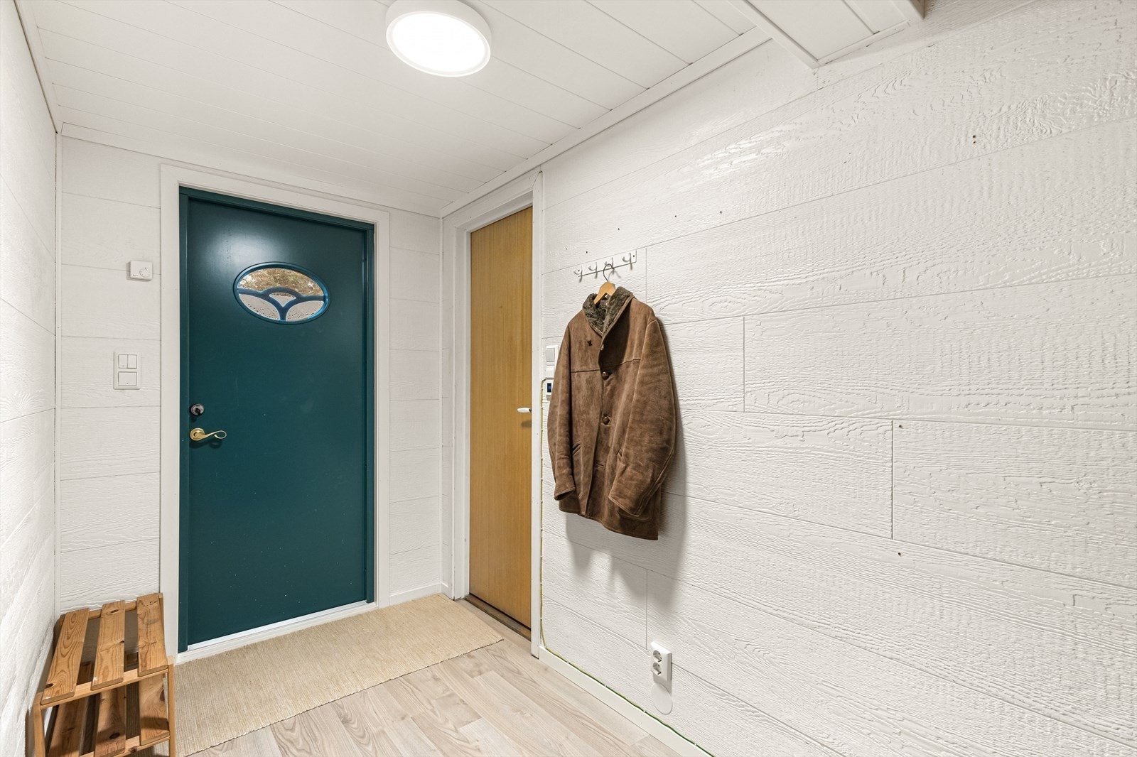 Det er to innganger til boligen, da etasjene tidligere har vært benyttet uavhengig av hverandre. Galleribilde