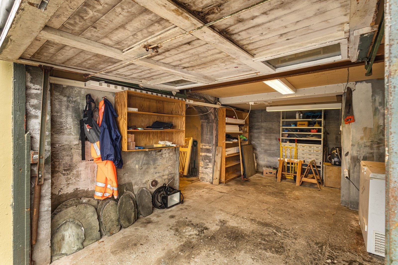 Uinnredet kjeller/garasje på totalt 45 m². Galleribilde