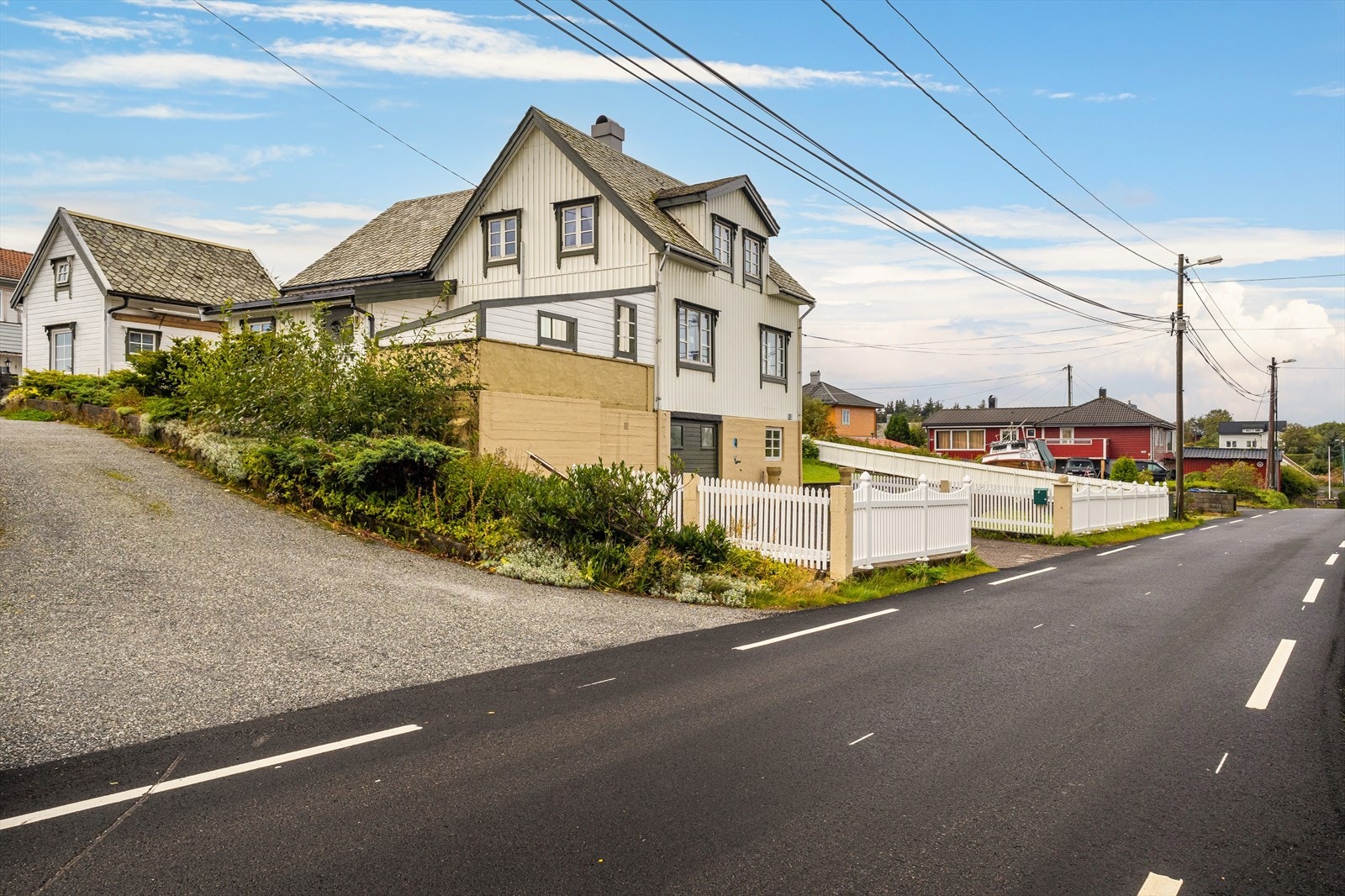 Eiendommen ligger i rolige og naturskjønne omgivelser, kun noen steinkast i fra sjøen. Galleribilde