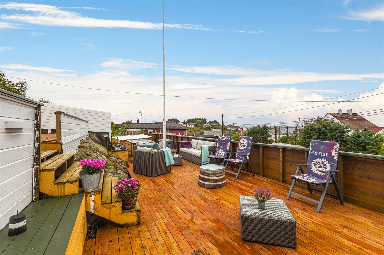 Eiendommen kan skilte med sjøgløtt og sol fra morgen til kveld. Galleribilde