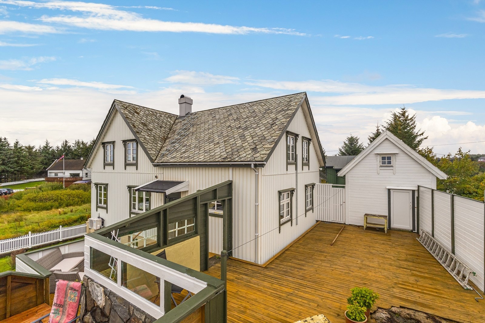 Utvendig er det opparbeidet en stor terrasse over to plan på totalt 135 m². Galleribilde