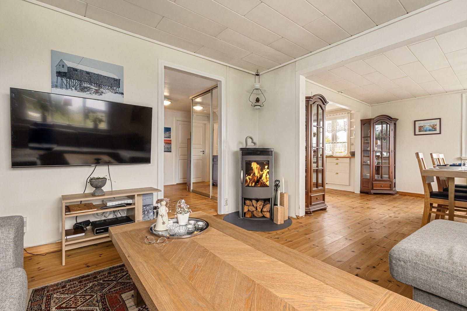 Gulvet består av furubord og veggene er malt i en lys fargetone. Galleribilde