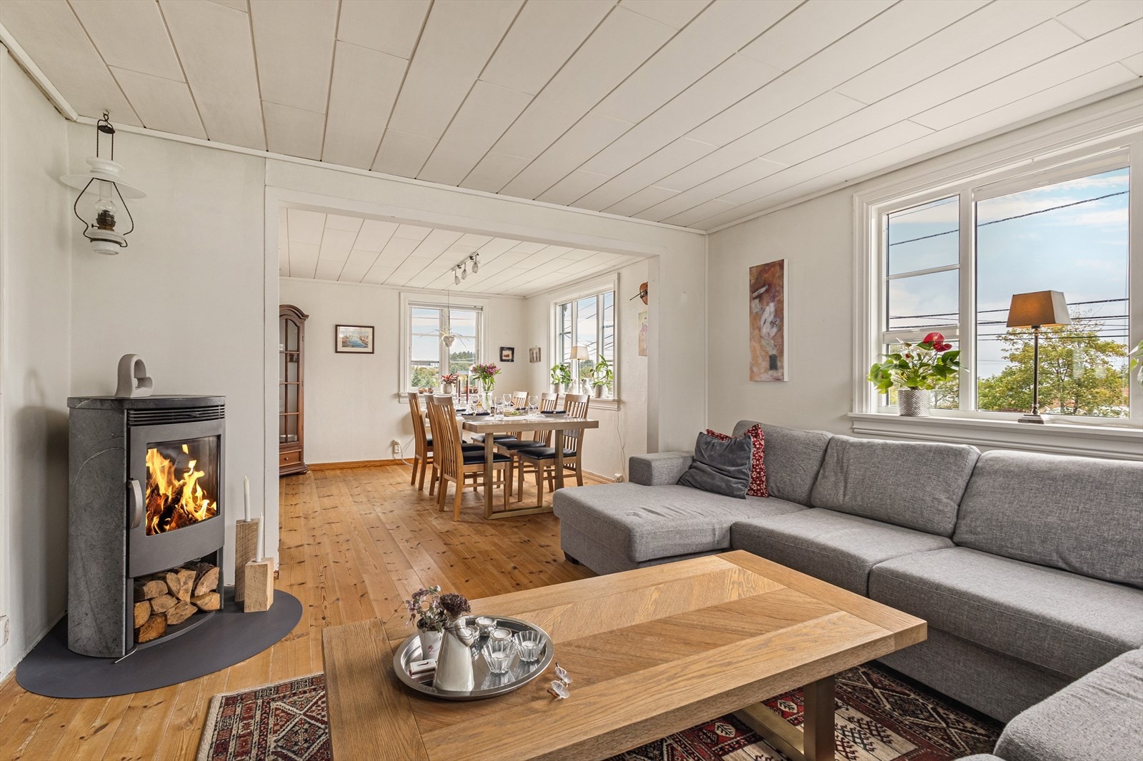 Boligens 1. etasje inneholder en åpen og sosial stue-/kjøkkenløsning av fin størrelse. Galleribilde