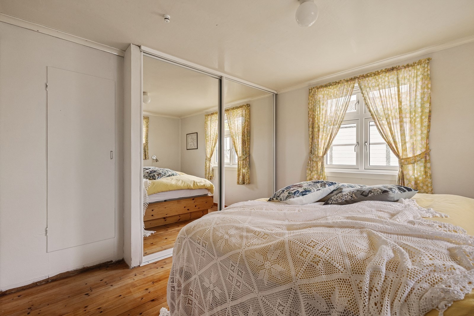 Hovedsoverommet er særdeles romslig og inneholder en praktisk skyvedørsgarderobe med speilfronter. Galleribilde