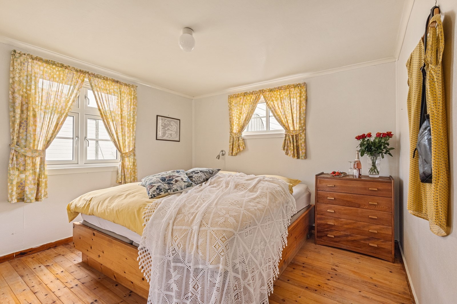 Totalt inneholder boligen fem soverom, hvor to ligger nede i 1. etasje. Galleribilde