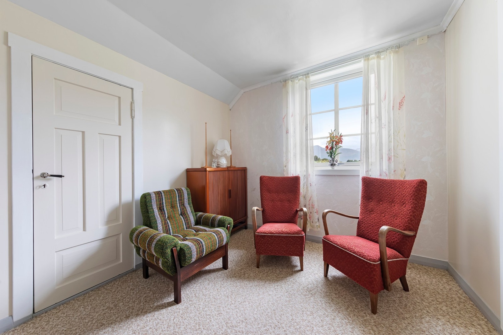 I boligens andre etasje er det 6 soverom, bad og toalettrom. Her ser du stuen i 2.etg. Galleribilde