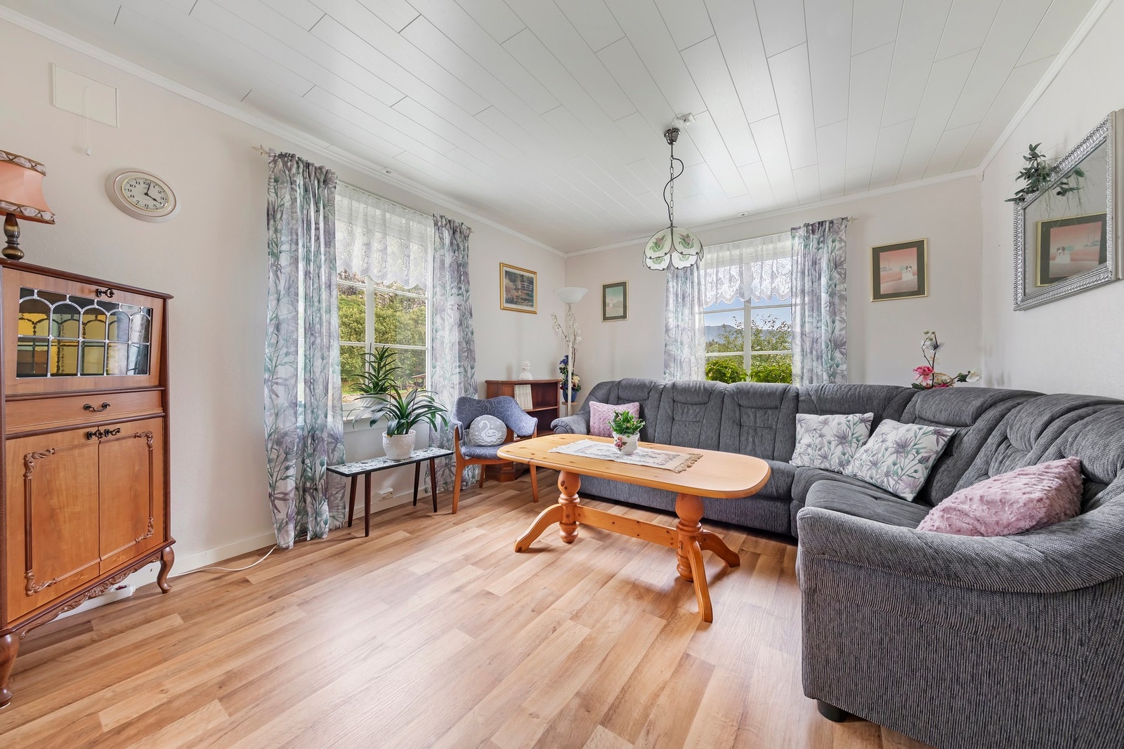 Praktisk planløsning med bl.a. stue, TV-stue, kjøkken, Spisestue og soverom i hovedetasjen. Galleribilde