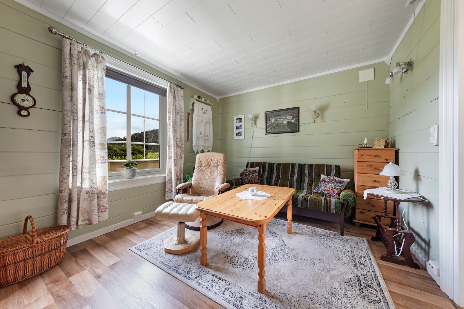 Praktisk TV-stue i hovedetasjen som kan benyttes som soverom. Galleribilde