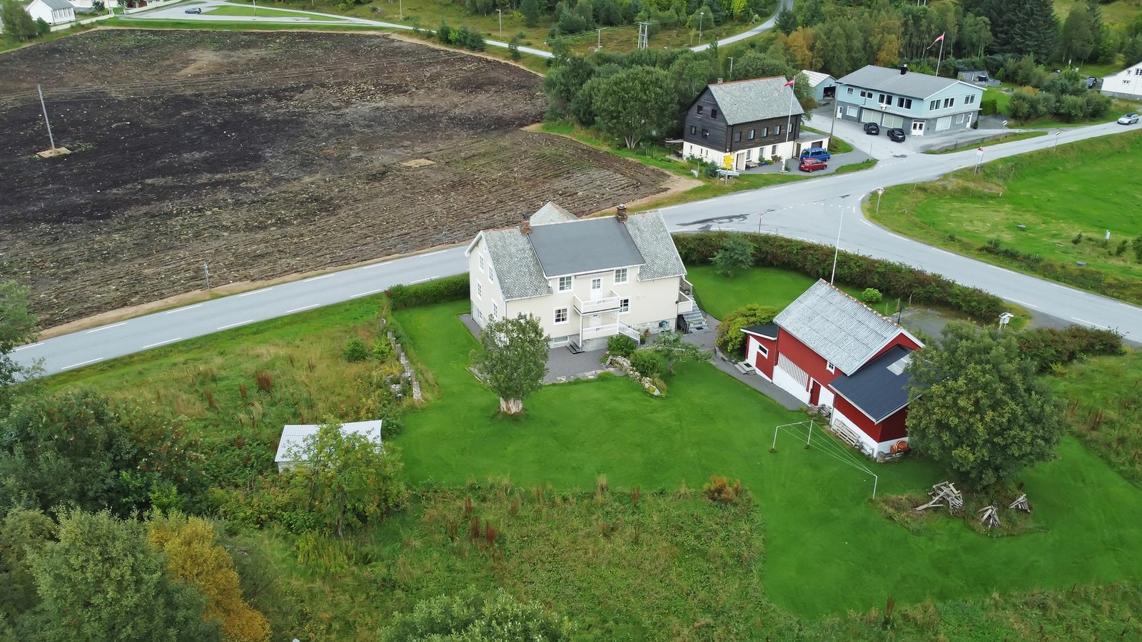 Velkommen til Midøyvegen 866, presentert av EiendomsMegler 1 ved Amund Sønslien. Galleribilde