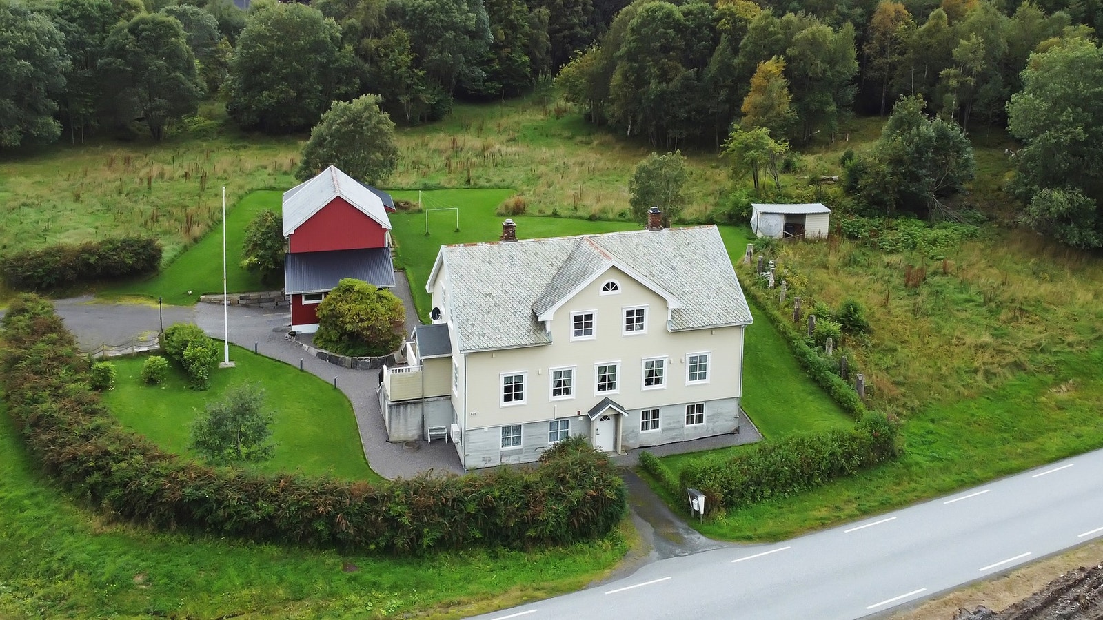 Stor tomt på 23,2daa fordelt over tre teiger. Galleribilde
