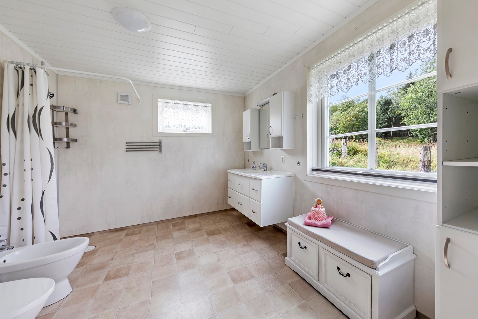 Romslig bad i hovedetasjen. Galleribilde