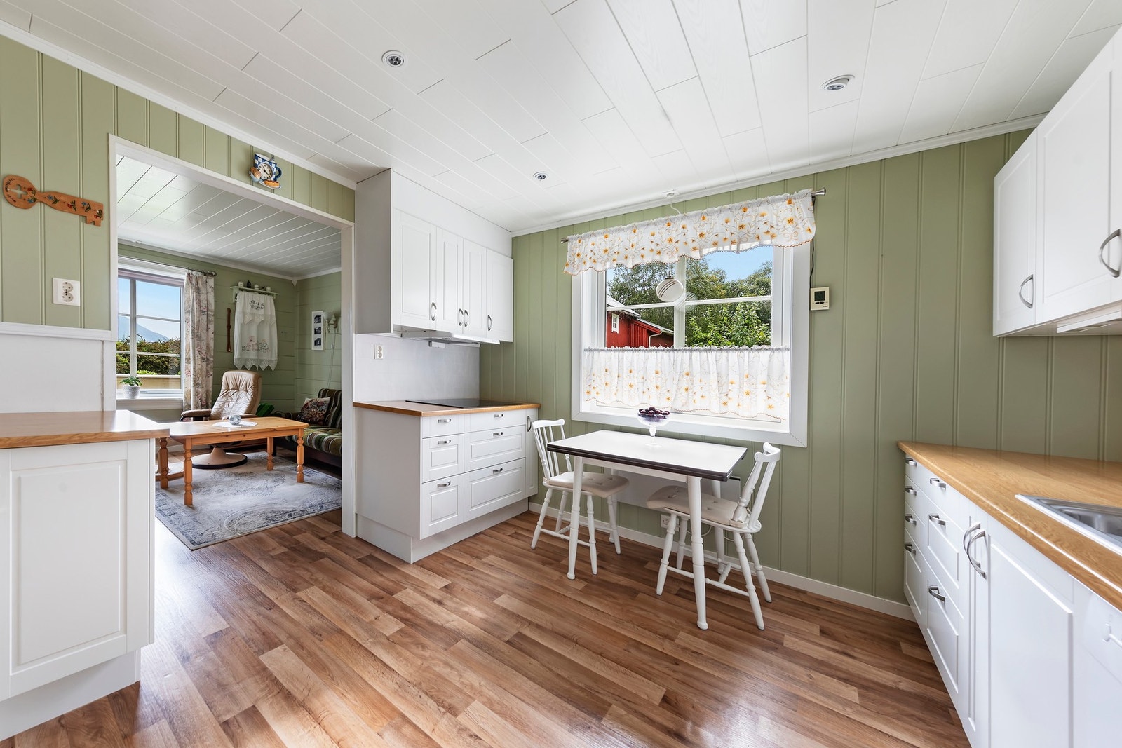 Stort kjøkken med mye skap- / benkeplass som er vurdert til ''tilstandsgrad 1'' av takstmann. Galleribilde