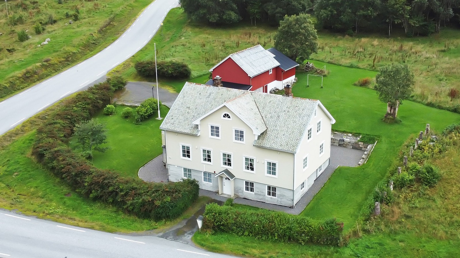 Velkommen til Midøyvegen 866, presentert av EiendomsMegler 1 ved Amund Sønslien. Galleribilde