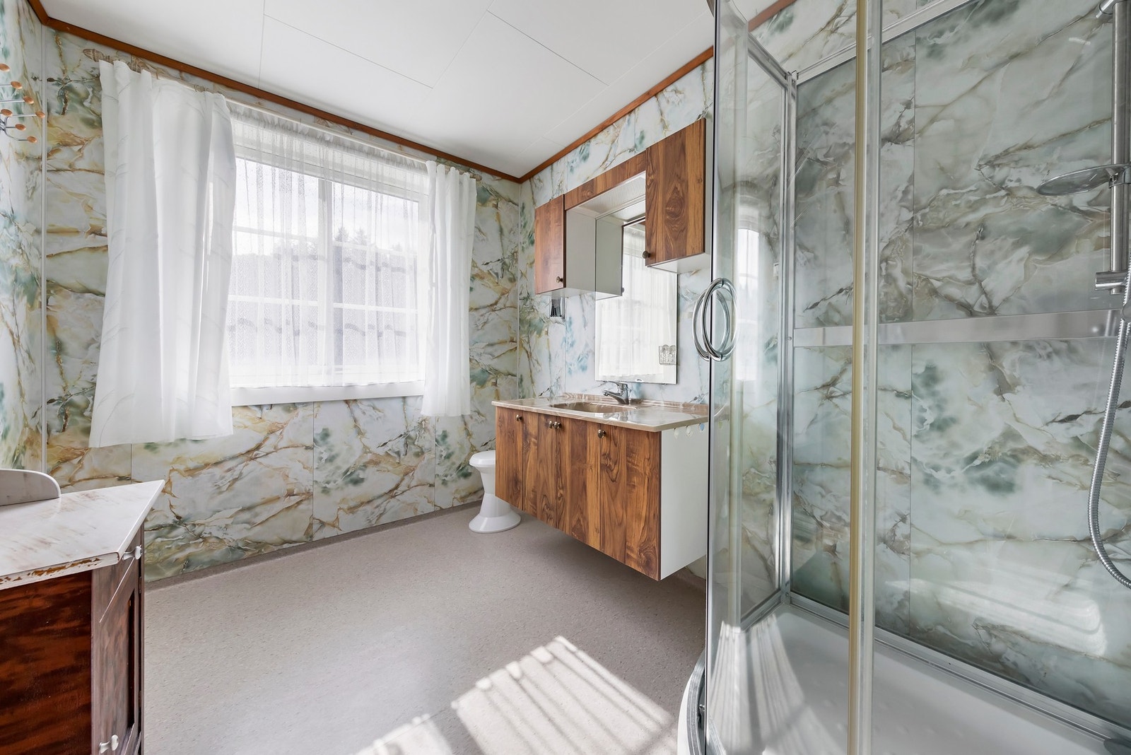 Romslig bad i overetasjen. Galleribilde