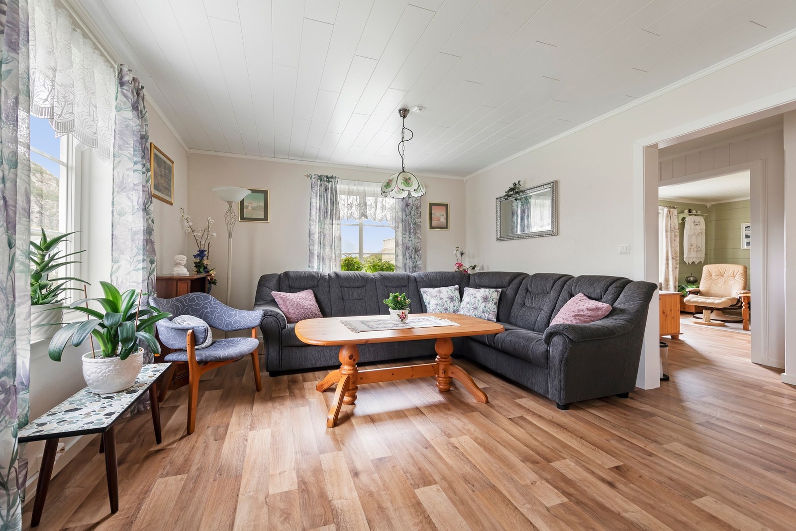 Hovedetasjen byr på romslige rom med store gjennomganger som bidrar til godt med gjennomlysning. Galleribilde