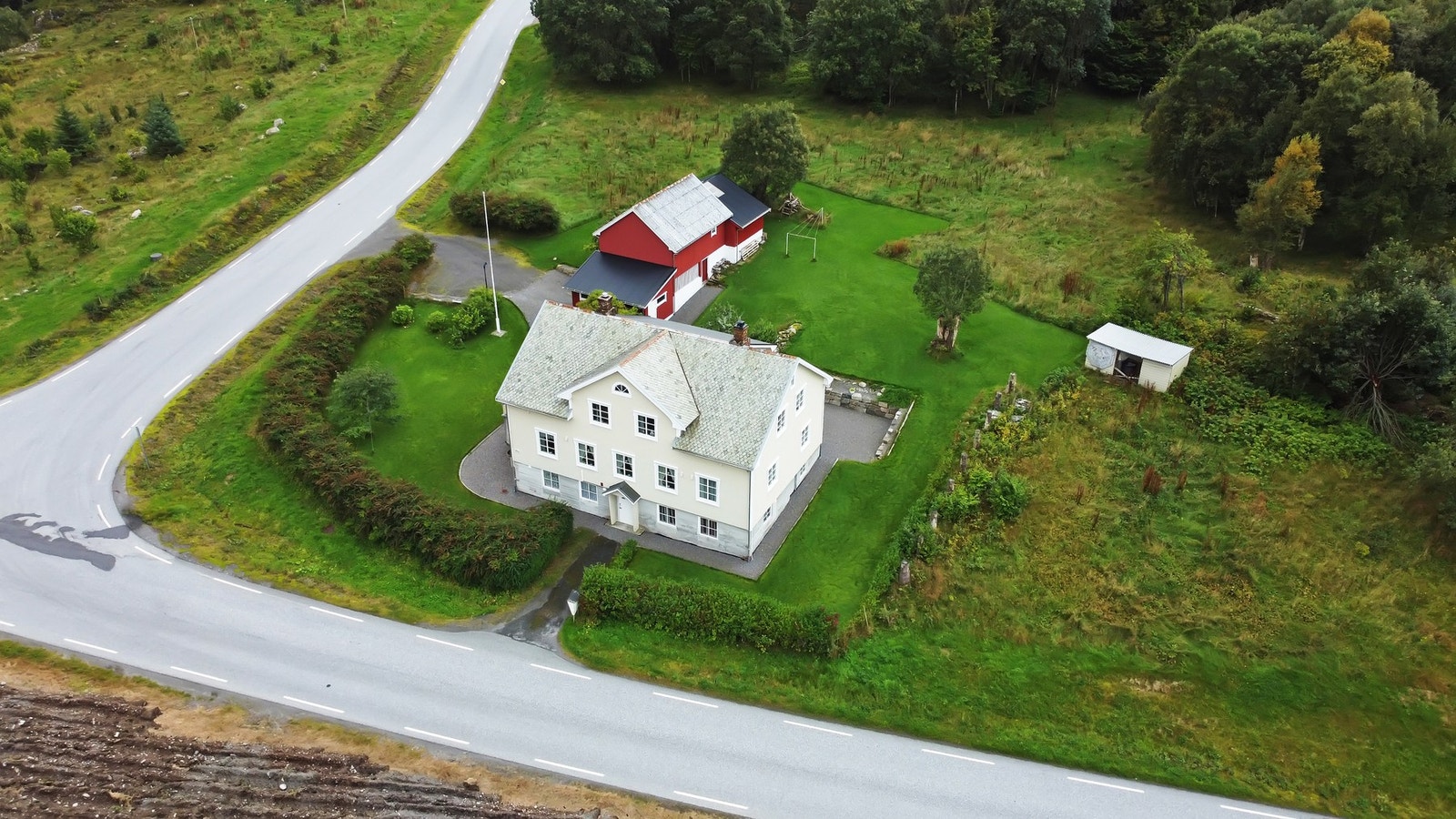 Eiendommen ligger landlig til midt på Midøya med ca. 10 minutter til sentrum. Galleribilde
