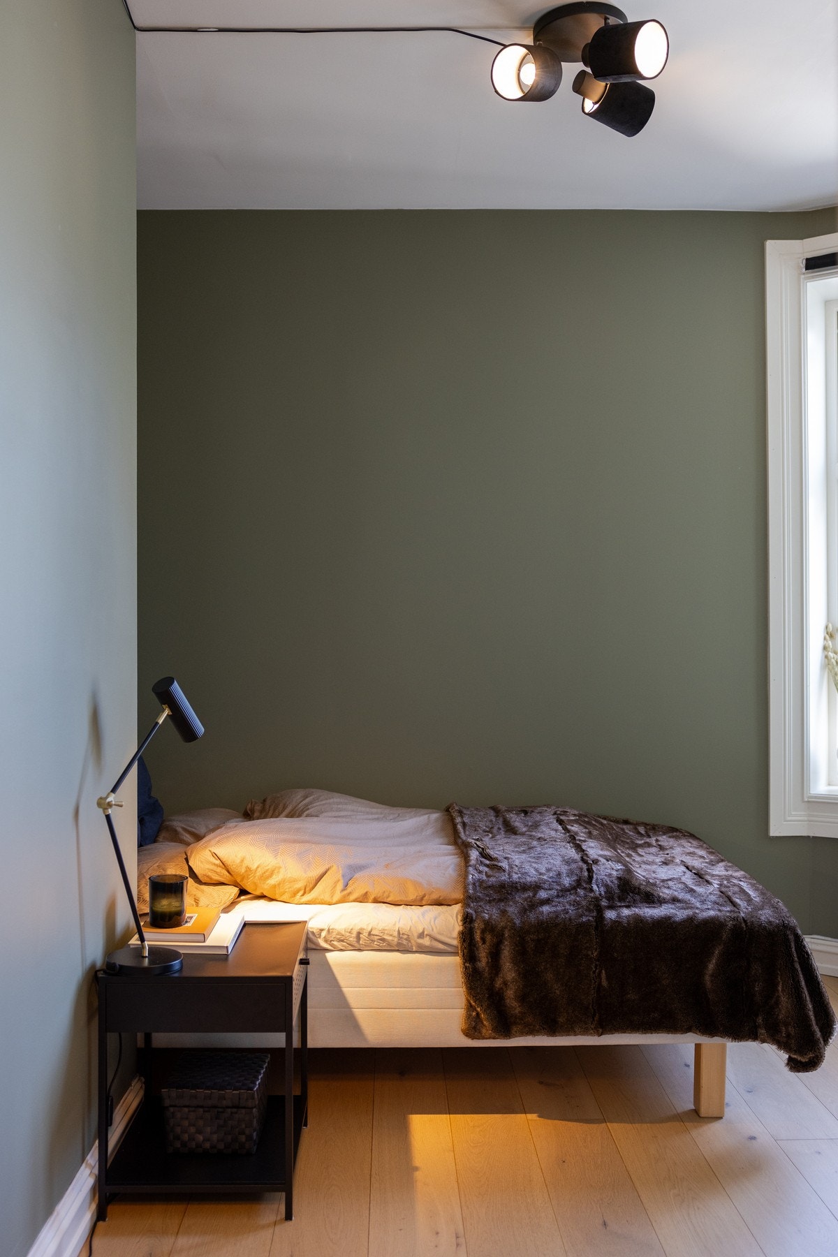 Rommet er malt i en delikat farge og har parkett på gulv. Galleribilde