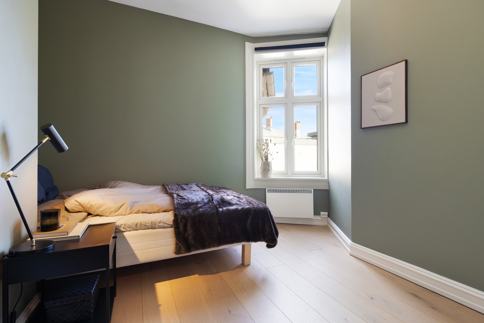 Leiligheten har et romslig soverom med god plass til dobbeltseng, nattbord og garderobeløsning. Galleribilde