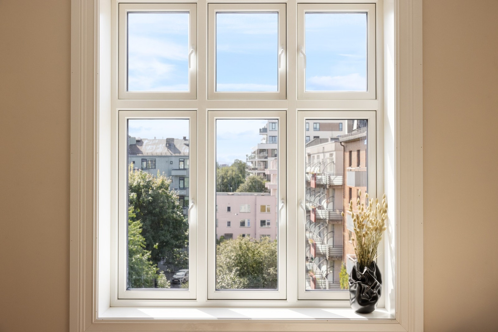 Velholdt bygård med store, flotte vindusflater som slipper inn rikelig med naturlig lys og underbygger den gode romfølelsen. Galleribilde