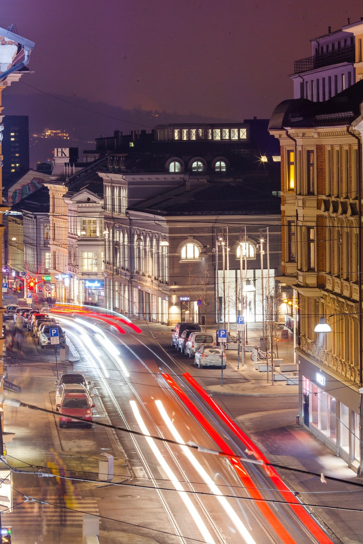 Det er buss og trikkeholdeplass i Kirkeveien, like utenfor bygården. Galleribilde