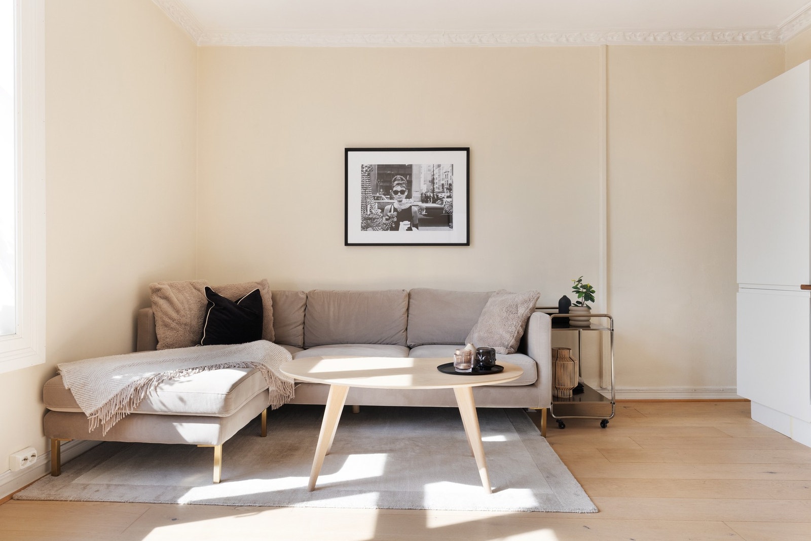 Leiligheten har en åpen stue- og kjøkkenløsning og er kjernen i leiligheten. Galleribilde