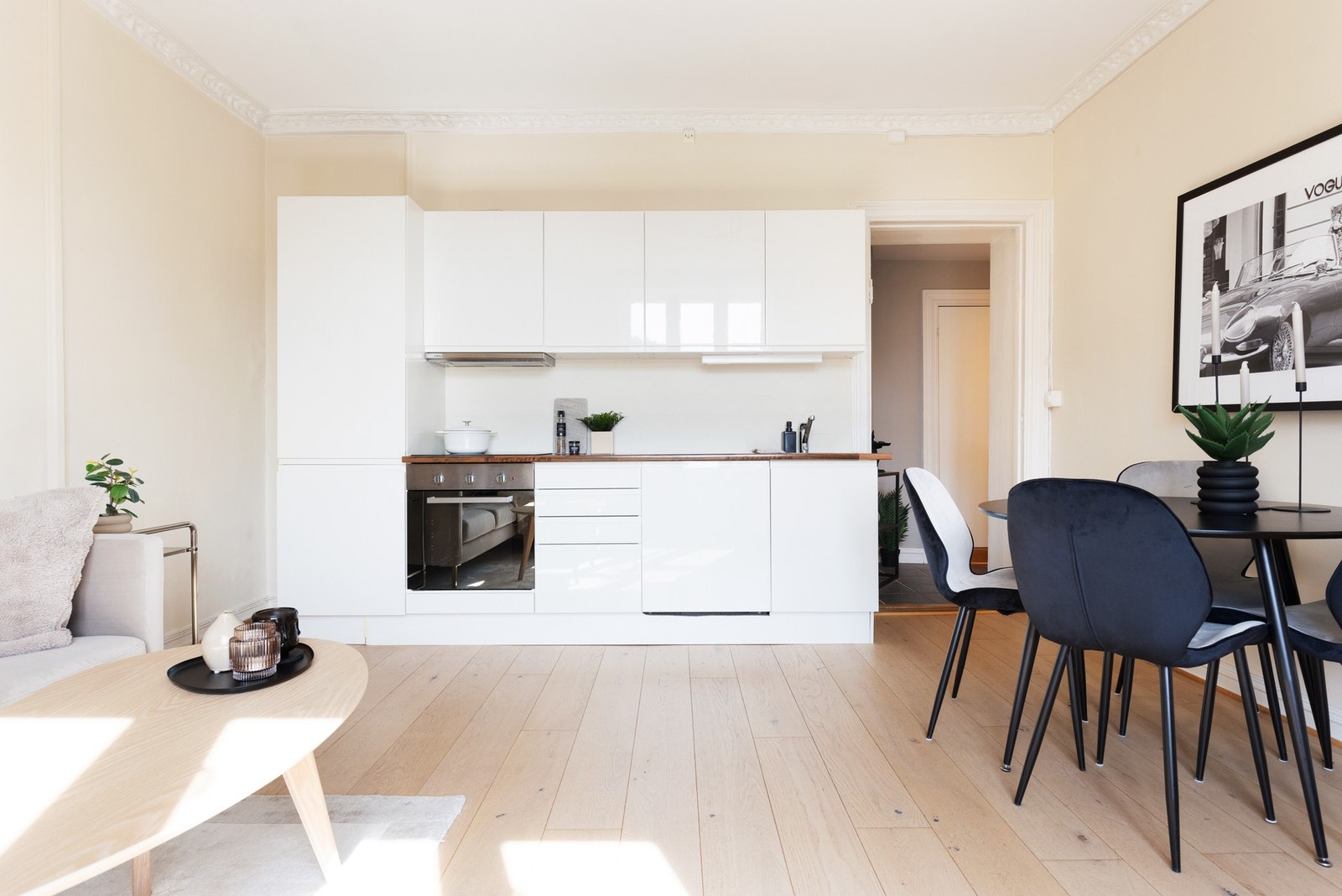 Kjøkkeninnredning fra HTH satt inn i 2012 med fabrikklakkerte glatte fronter. Galleribilde