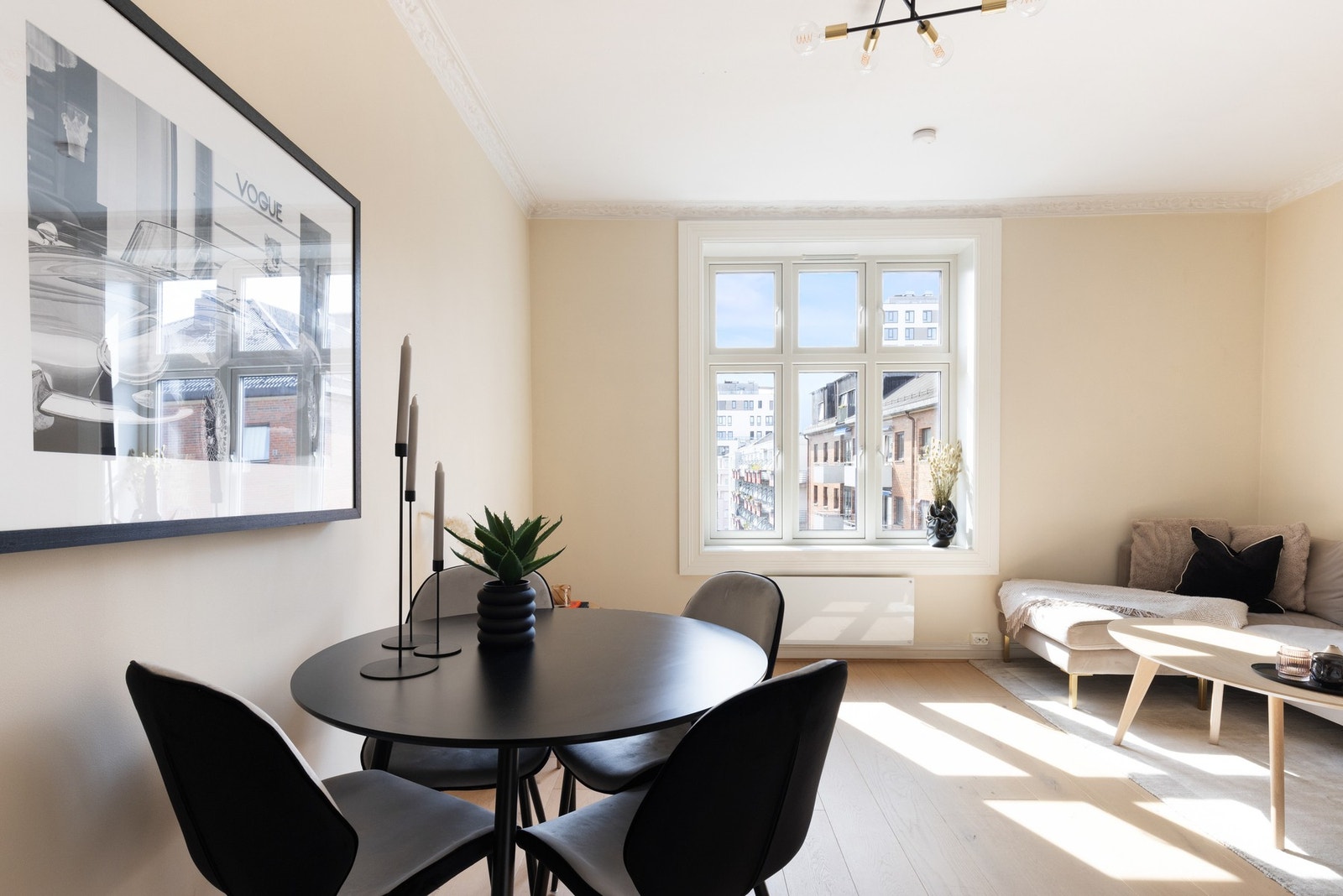 Leiligheten vender inn mot rolig gårdsrom og har klassiske detaljer i form av generøs takhøyde på ca. 2,7 meter og stukkatur. Galleribilde