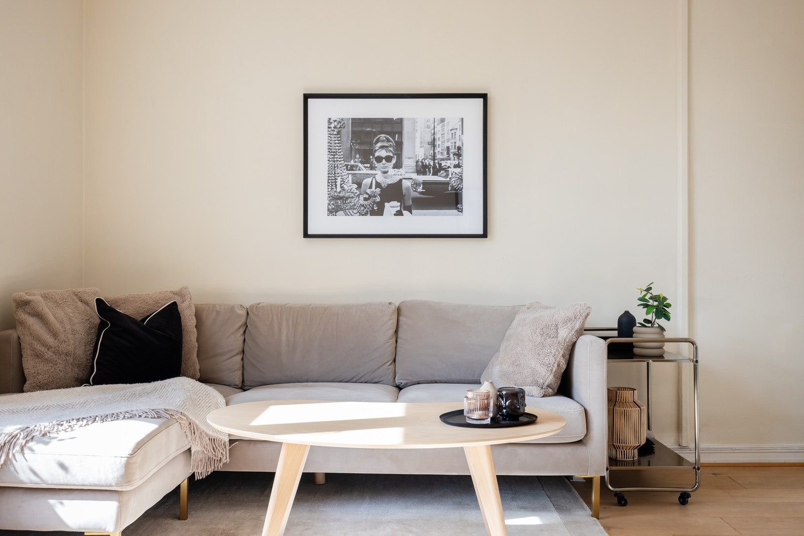 Her får du godt med naturlig lys fra generøse vindusflater noe som bidrar til en lys og luftig romfølelse. Galleribilde