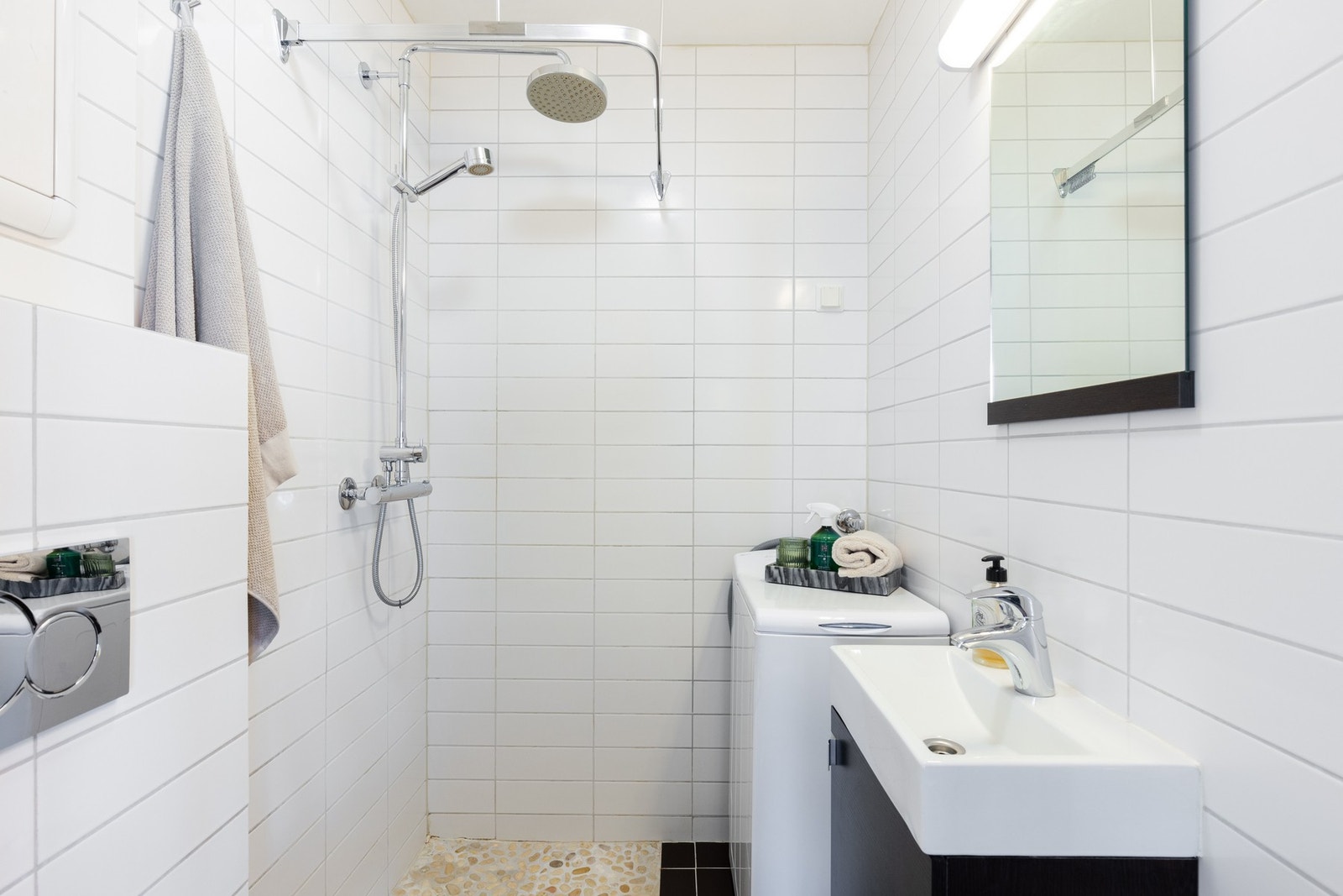 Et lekkert flislagt baderom med varme i gulv. Galleribilde