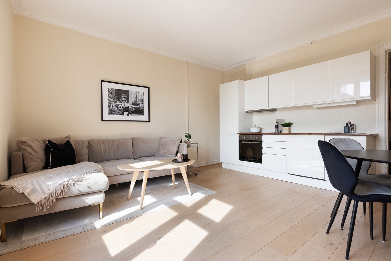 Stuen har gode innredningsmuligheter hvor det er god plass til sofagruppe med tilhørende møblement. Galleribilde