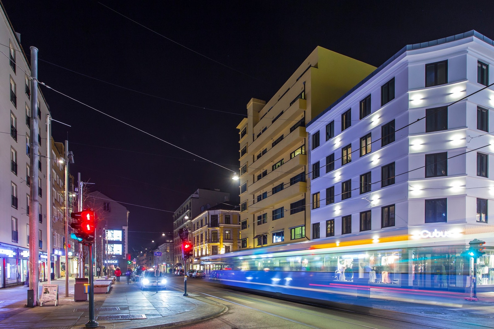 Majorstuen er videre et knutepunkt for offentlig kommunikasjon, med både buss, trikk og T-bane i de fleste retninger. Galleribilde