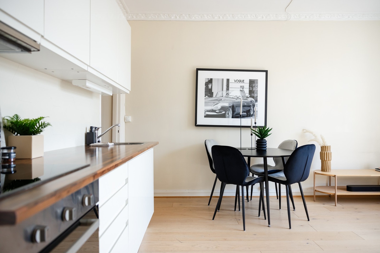 Her er det flislagt flate mellom benkeplate og overskap og benkeskapsbelysning og stikkontakter under overskap. Galleribilde