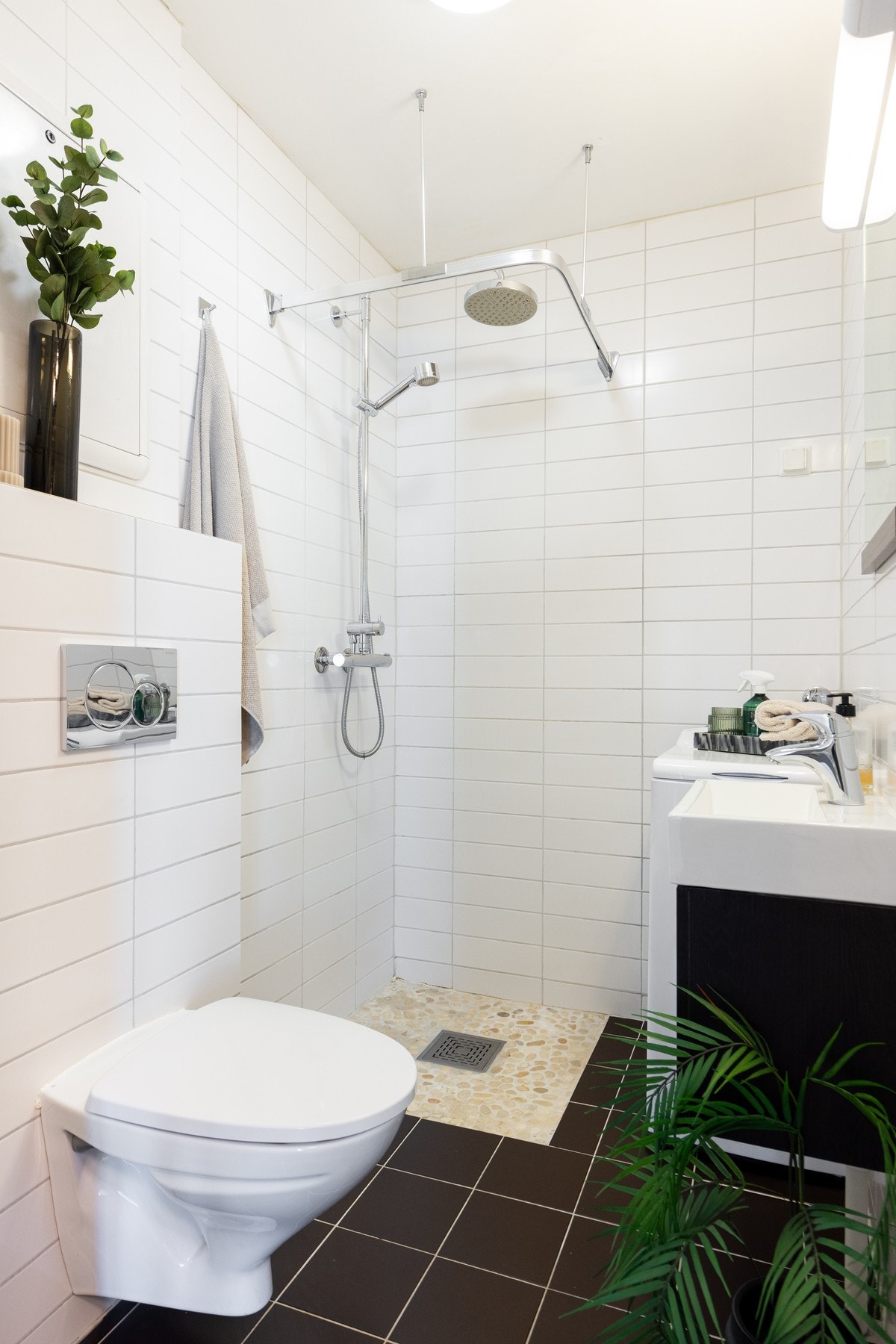 Baderomsinnredningen består av vegghengt servantskap, speil over servant med overlys og stikkontakter på vegg. Galleribilde