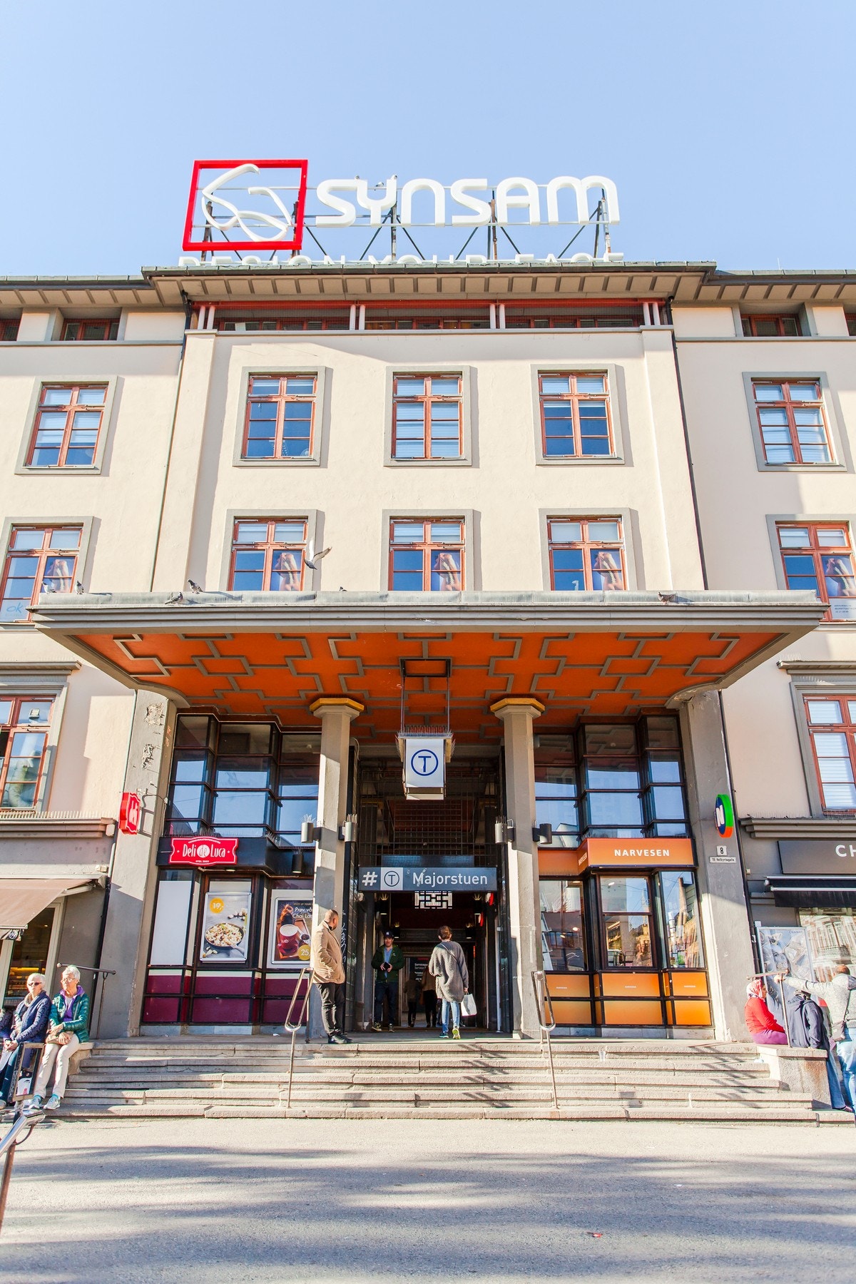 Like utenfor døren finner du en rekke populære spisesteder, hyggelige butikker, barer, bakerier etc. Galleribilde