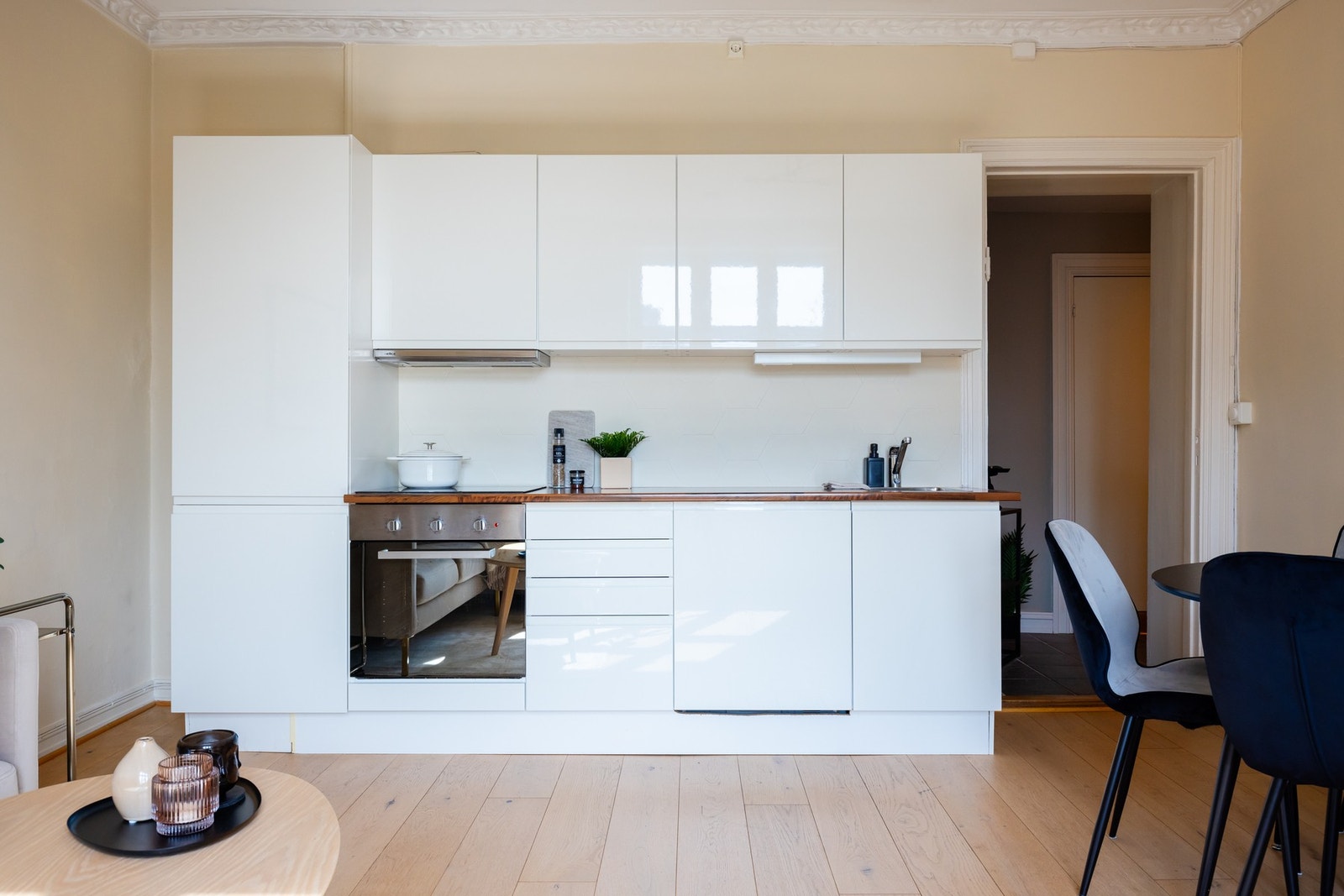 Kjøkkenet er utstyrt med integrerte hvitevarer som kjøleskap med frysedel, komfyr, platetopp, oppvaskmaskin og kjøkkenventilator med kullfilter - disse medfølger ved salg. Galleribilde