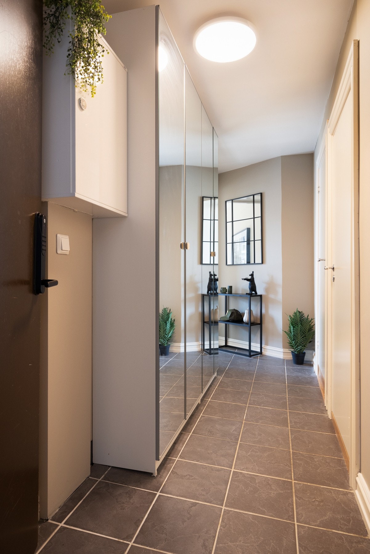 I entreen er det en romslig garderobe som gir godt med oppbevaringsplass. Galleribilde