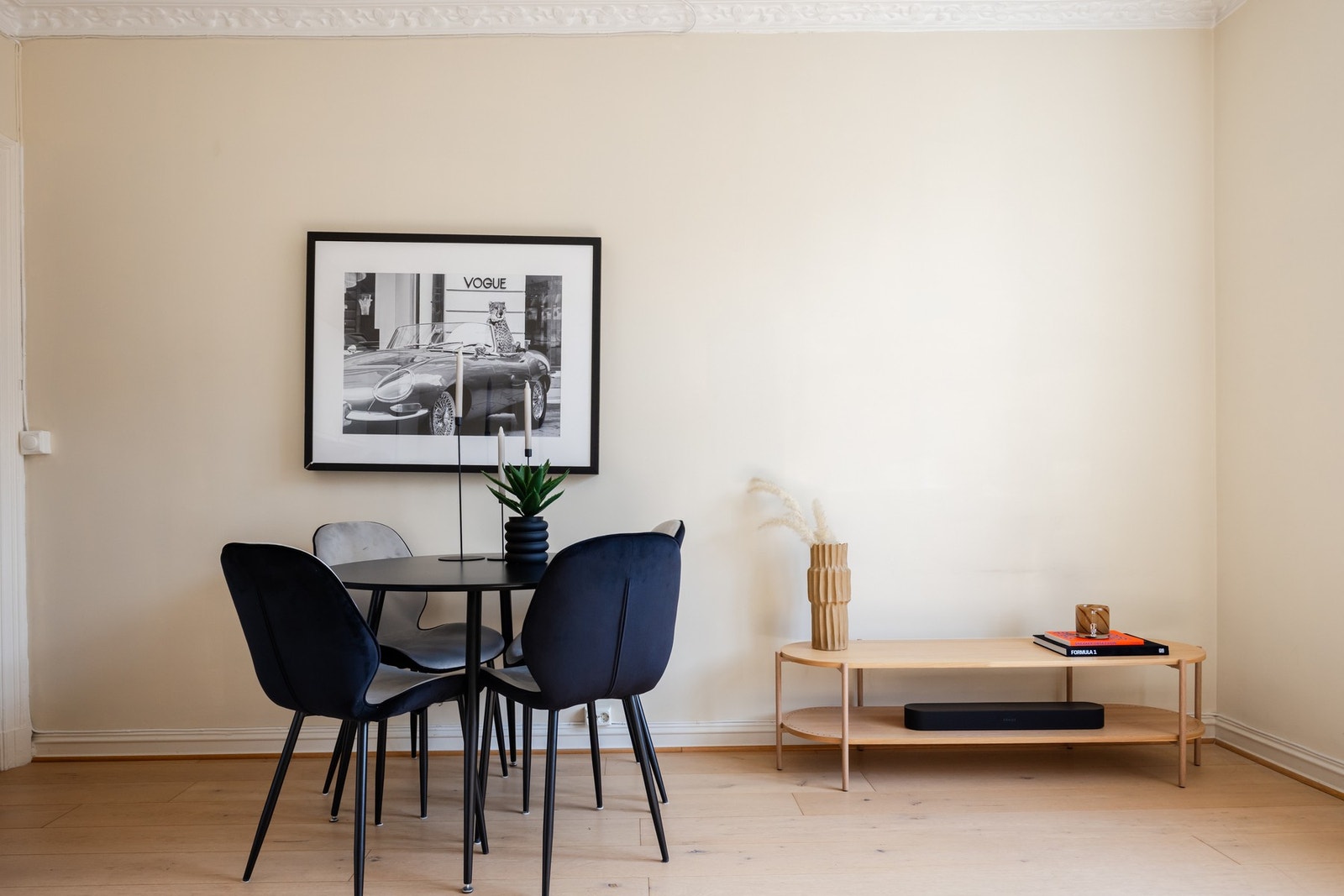 Naturlig sone for plassering av spisebord mellom stue- og kjøkken. Galleribilde