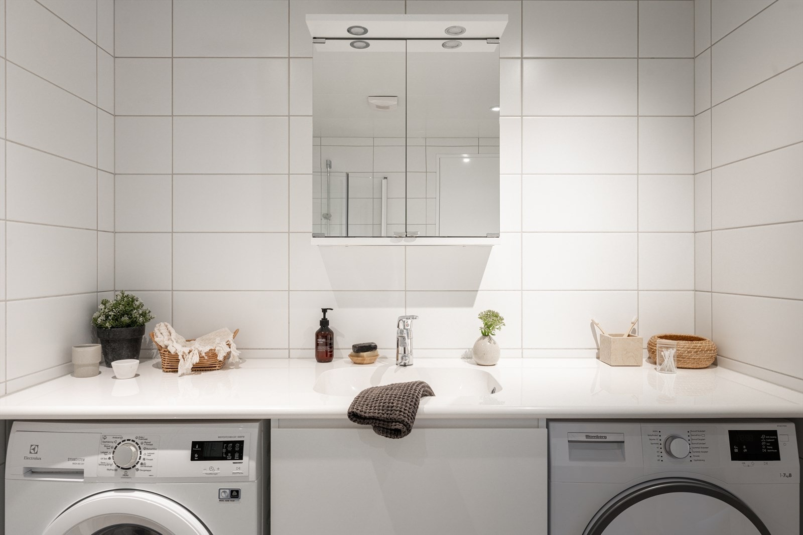 Det er opplegg for vaskemaskin og tørketrommel under benkeplate på baderommet. Galleribilde