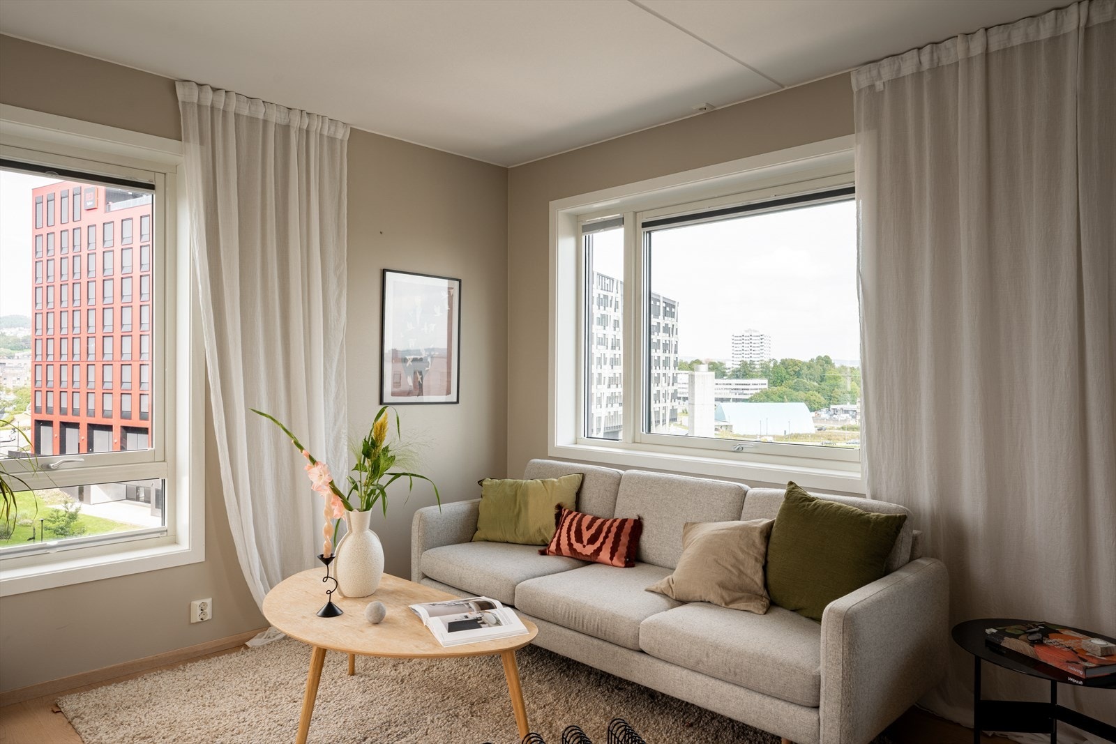 Det er store vindusflater på tre sider som gir MYE lys til boligen! Galleribilde
