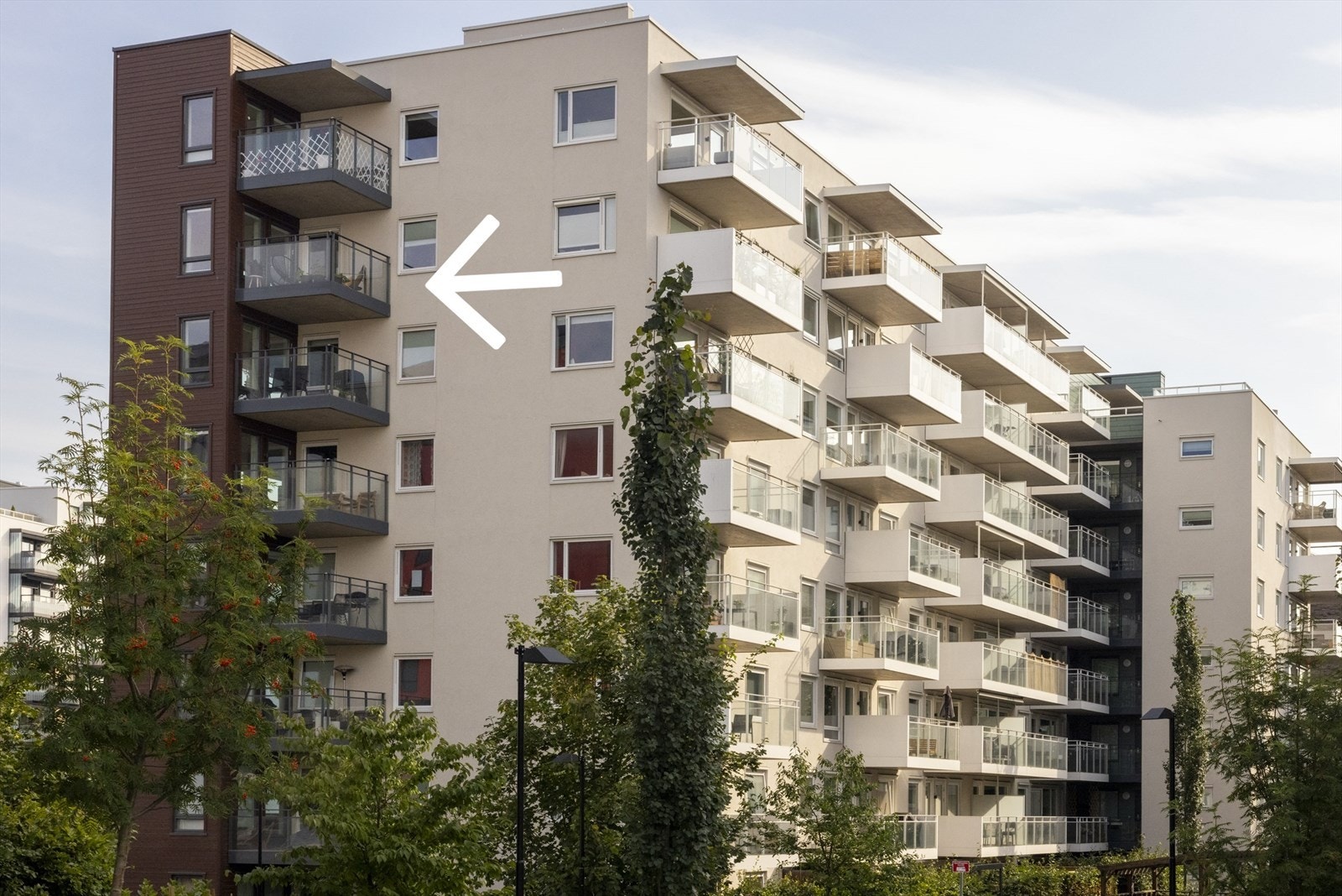 Boligen ligger høyt og fritt uten noen "nabobalkonger" så her bor du privat til med veldig fin utsikt! Galleribilde