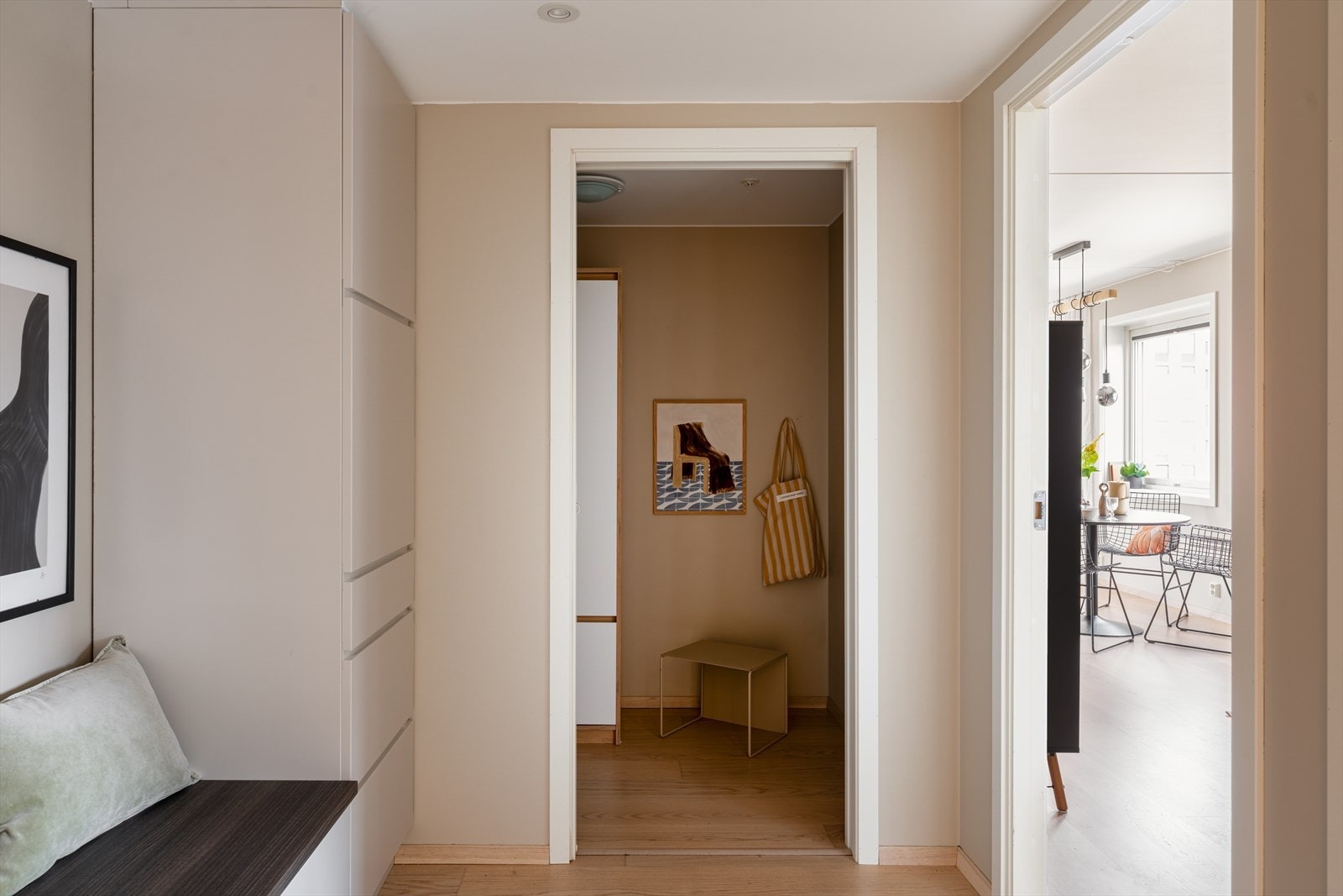 En romslig entré med sittebenk og egen bod/walk-in closet. Her har du plass til alt du trenger! Galleribilde